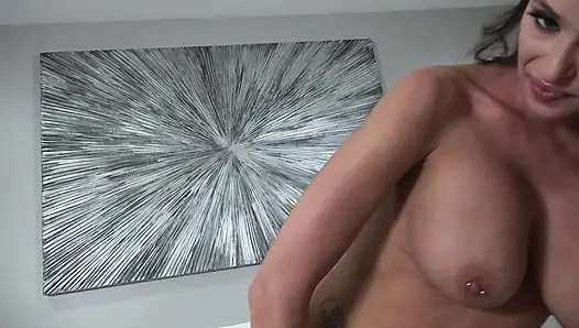Armani black wird von großem schwanz hart und schnell gefickt