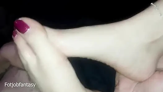 Pijat kaki yang penuh gairah yang akan membuatnya cum di kakiku!!