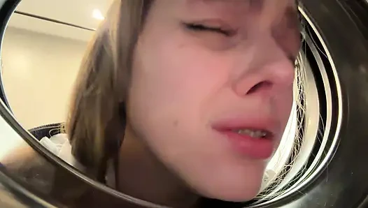 HAYAL ET, ÇAMAŞıR MAKINESINE SıKıŞTıM! Üvey kız kardeşimi çamaşır makinesinde siktim