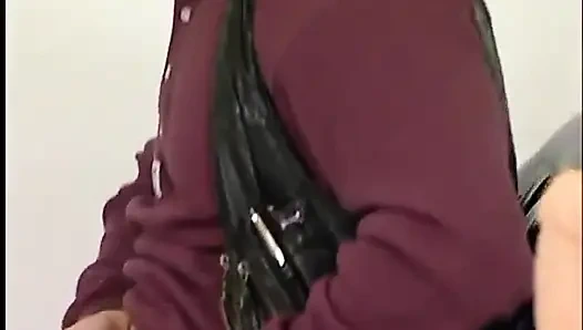 Cewek rambut pirang ini lagi asik nyepong dildo ukuran XL sebelum dientot habis-habisan di memeknya yang bertato