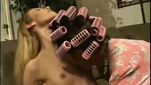 Wanita dewasa melucuti pakaian wanita yang lebih muda sambil bugil sambil mainin dan jilat memeknya