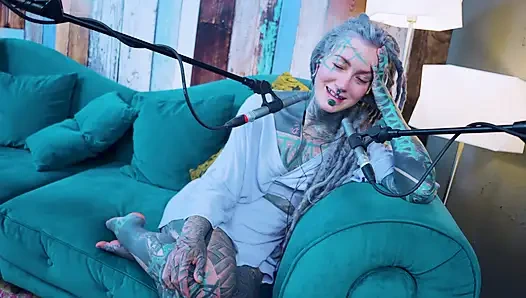 Aku berbicara tentang G - Grattitude- ASMR podcast SFW berbicara dengan gadis kurus gothic model tato rambut gimbal