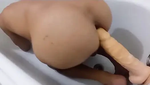 Mulatto dildoyla götüne bakıyor ve çok osuruyor