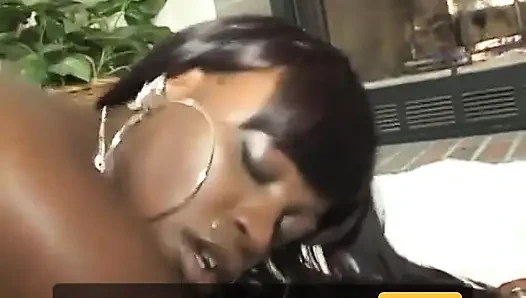 Büyük yuvarlak götlü orta yaşlı seksi kadın kameraya poz atıyor ve siyah bir yarağa biniyor