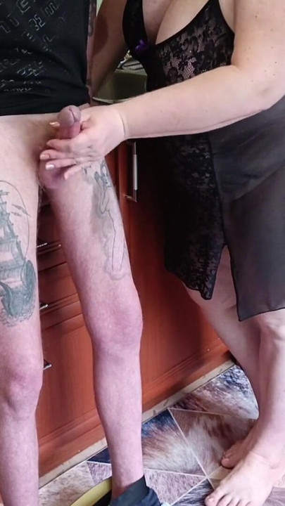 Nezaboravan trenutak iz "Zet me jebe u usta u kuhinji i hrani me spermom"