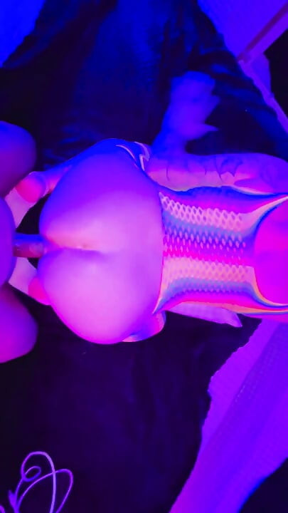 69 σε Neon Bodystocking POV Doggy Creampie με TS Diana Deelight με κάλτσες.