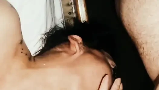 Pelacur mungil ini tahu caranya nyepong kontol