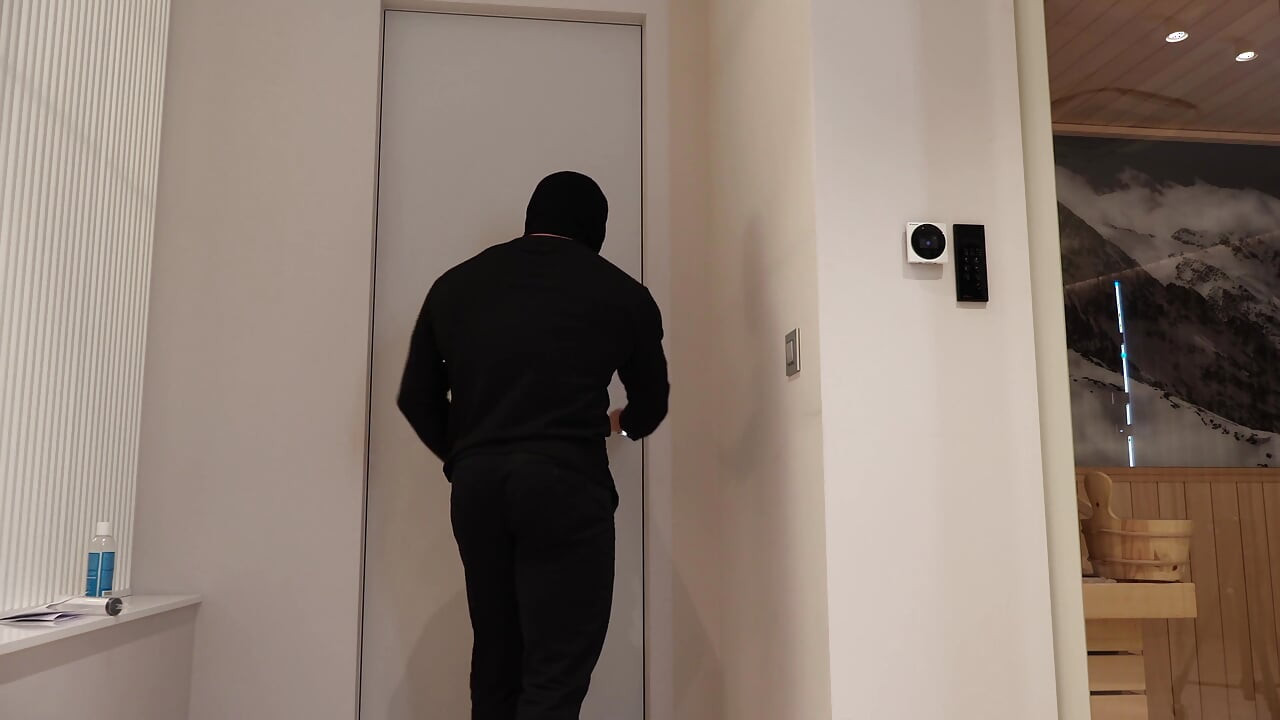 Encuentro inesperado en la ducha se convierte en una pasión salvaje en el dormitorio