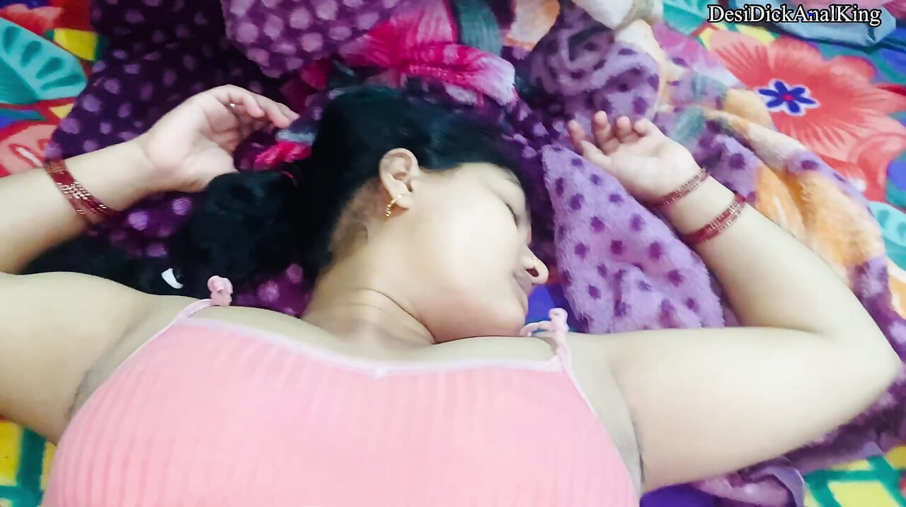 Baise de sexe hardcore dans une bhabhi du village se fait baiser par son devar à la maison