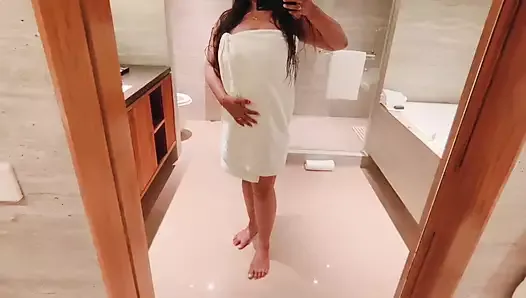 Une bhabhi indienne sexy à gros nichons s’amuse dans une baignoire dans un hôtel 5 étoiles et se doigte la chatte