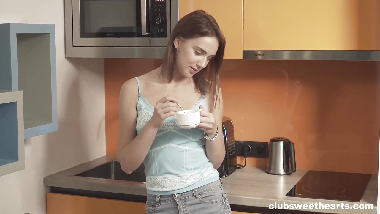 Une ado ravissante masturbe sa chatte pulpeuse