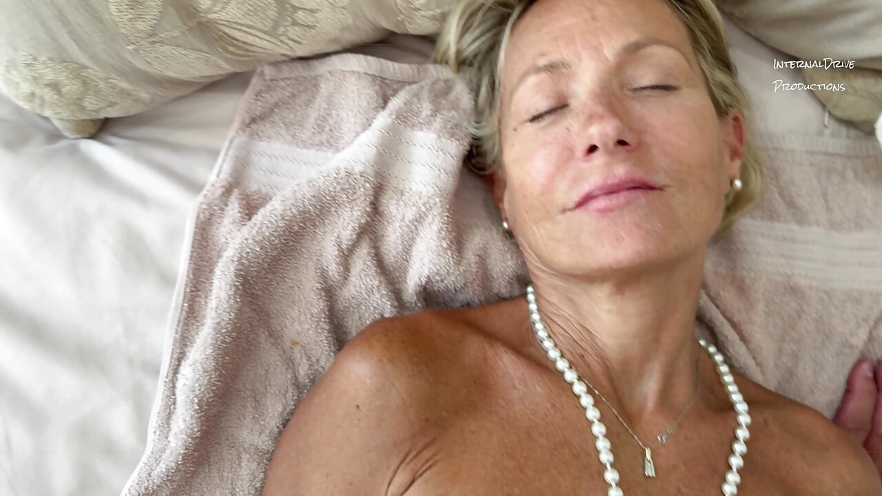 Hot GILF Cum’s with Toy and Cock in Her.