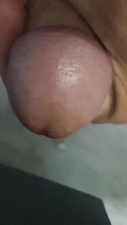 En el baño había una polla que se estaba poniendo dura, solo sabiendo aguantar sin poder hacer nada