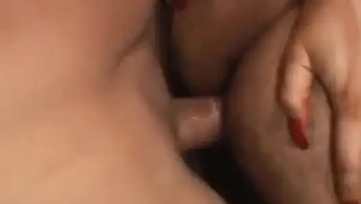 Cewek rambut pirang toket besar dan dua pria sange lagi asik seks threesome biseksual