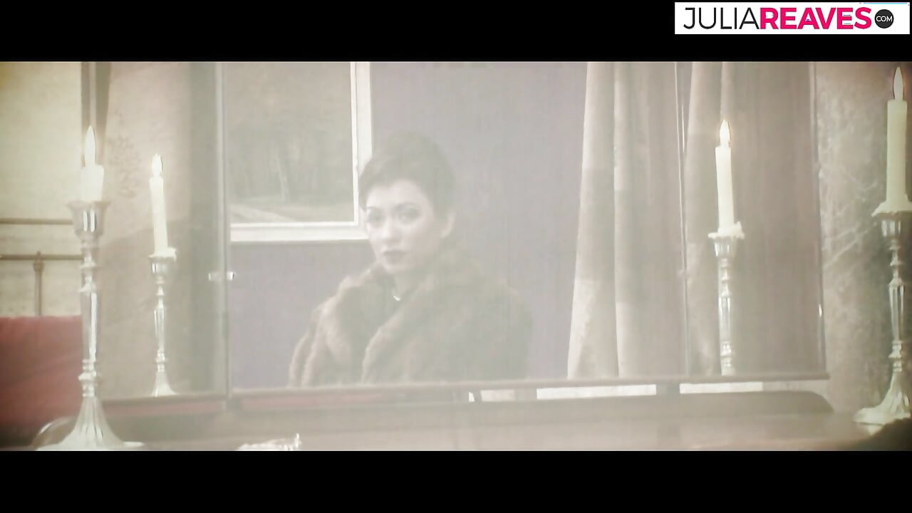 MILF dziwka dostaje obie dziury zniszczone i wypełnione nieustającą podwójną penetracją orgii