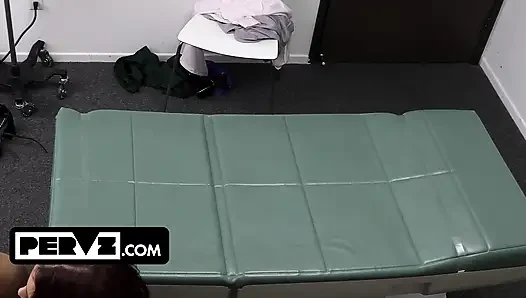 İri göğüslü minyon Natasha Nice ve Crystal Chase sapık doktordan özel muamele alıyor