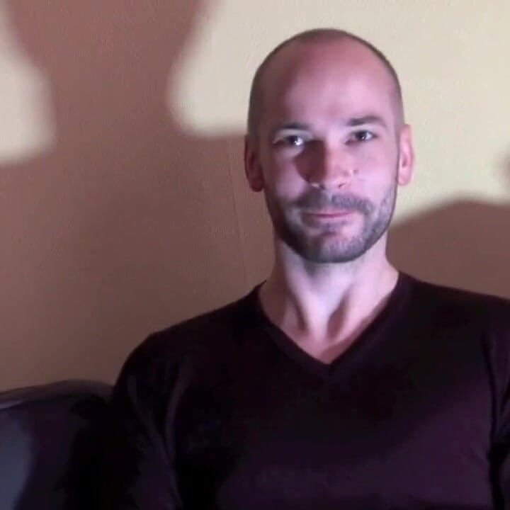 זיינתי על ידי הבלונדינית הבכירה קמרון פרוסט