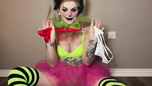 Clown, mädchen, höschen stopft ihre muschi