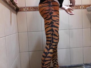Debaixo do chuveiro com leggings com estampa de tigre