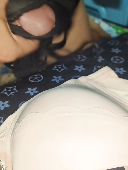 Sütyene boşalma #1