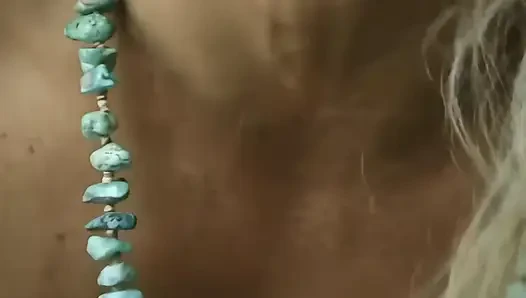 İki büyük penis tarafından sevişilen göğüslü sarışın