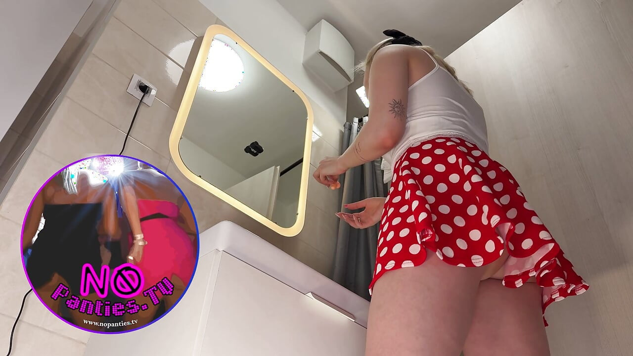 Maravilhosamente bonita linda e agradável universitária em uma mini saia polkadot mostra sua calcinha de renda e bunda