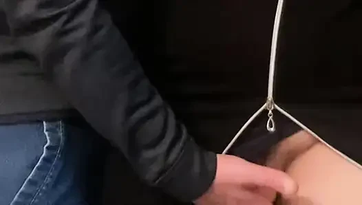 Ой! Грязная незнакомка трахает пальцами мою киску в метро