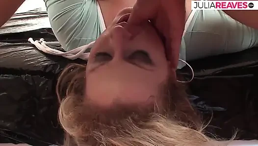Tante seksi rambut pirang ini lagi asik nyepong kontol besar sampai dicrot di mulut