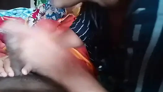 Gadis India masukin temannya ke mulutnya