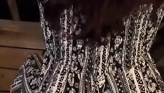 Жена трясет и трется своей задницей на крыльце