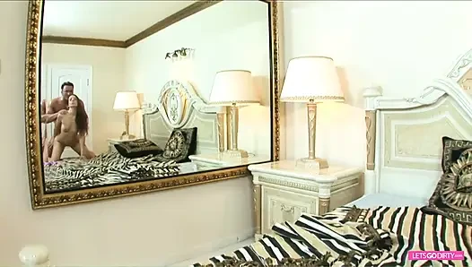 Ateşli orta yaşlı seksi kadın sıkı amcığını büyük bir yarak üzerinde sikiyor
