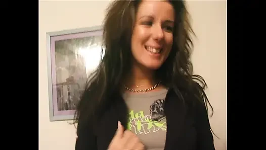 Brunette cantik dan pemalu melepas pakaian di depan kamera