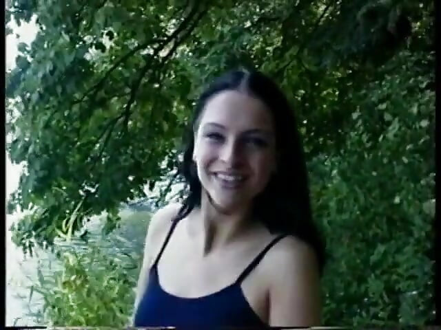 Une jolie brune à la chatte béante dans un casting