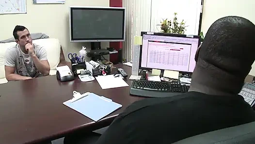 Tatlı hatun fahişe deve toynağı amcığının derin sikişli cooter'ı dölle dolu görünüyor