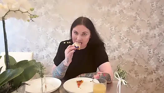 Miss ffw lagi asik makan pizza keju dan doughball