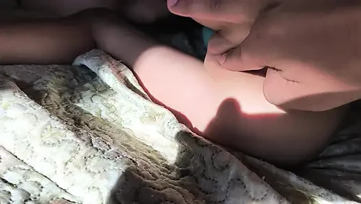 Ich entspanne mich, während stiefbruer mit seinem finger in meiner spielt