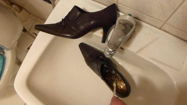 Piss in wifes brown pointy pump