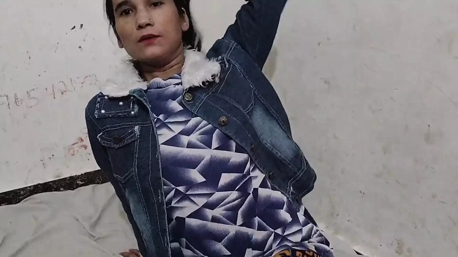 Chachi ka chuchi daba daba kar pela