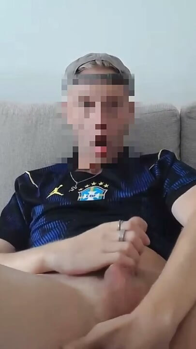 Irmão safado é flagrado batendo punheta depois do treino de futebol