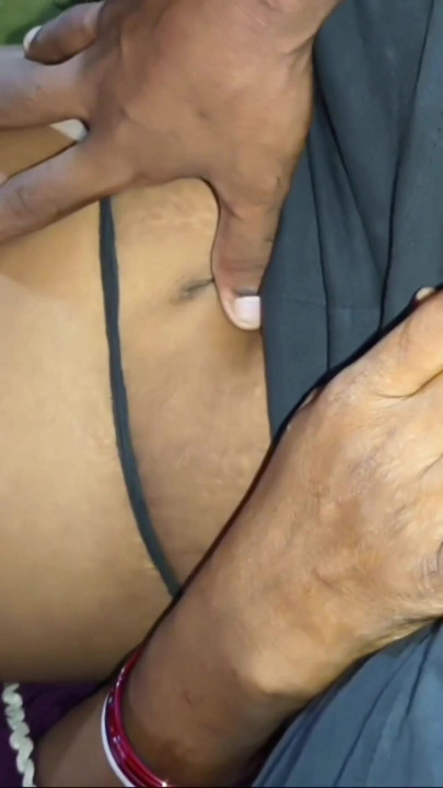 Indian Desi girlfriend chut faila ke pissing kar ke boyfriend ko dikhaya.bangali bhabhi devar se chudai karwa ke pesab kardi Hindi viral sex | Clip 1