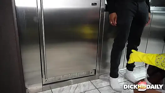 Pembantu pengen dientot