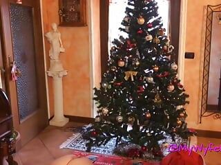 Macocha Boże Narodzenie przygotowuje drzewo