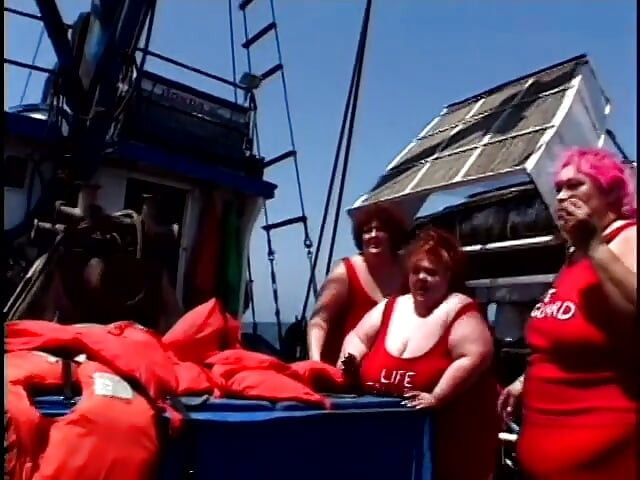 Curva uriașă este futută și umplută de spermă de un bărbat în costum de Delfin