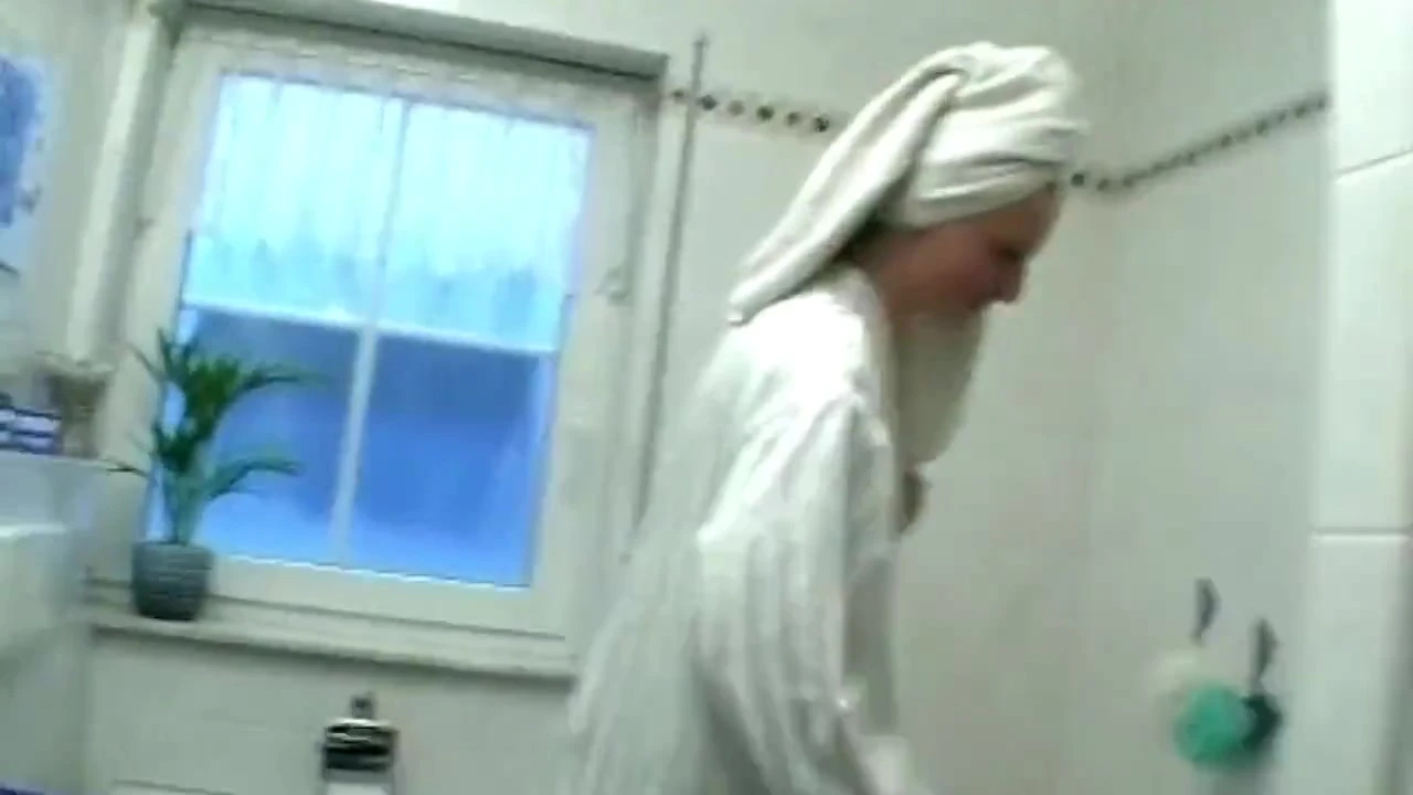 Sarışın hatun yarak emiyor ve sert mor dildoya biniyor