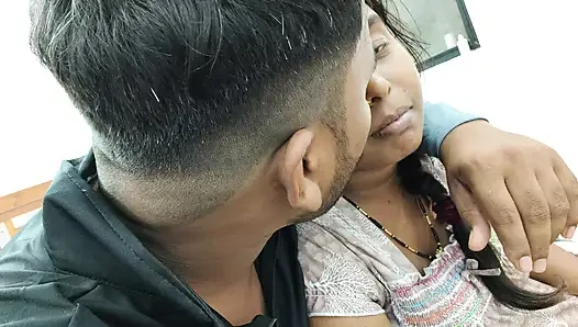Adik tiri desi India dan saudara tiri perlahan-lahan berciuman panas dan mengisap payudara.