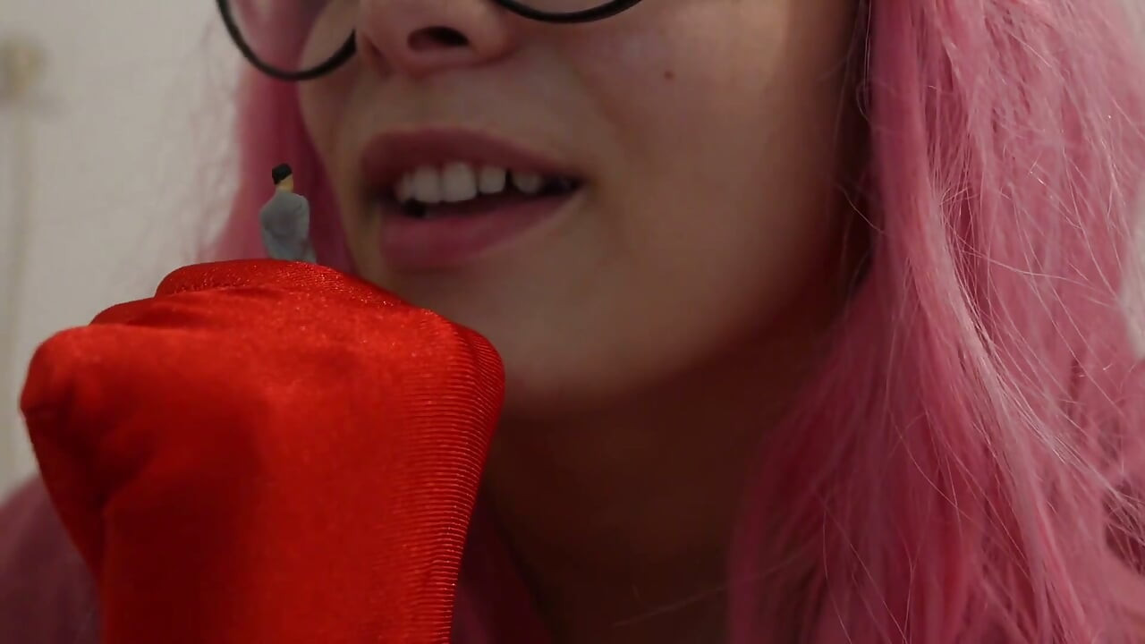 Je passe une journée romantique avec mon amour géant pour ce moment, je mets même un gant rouge