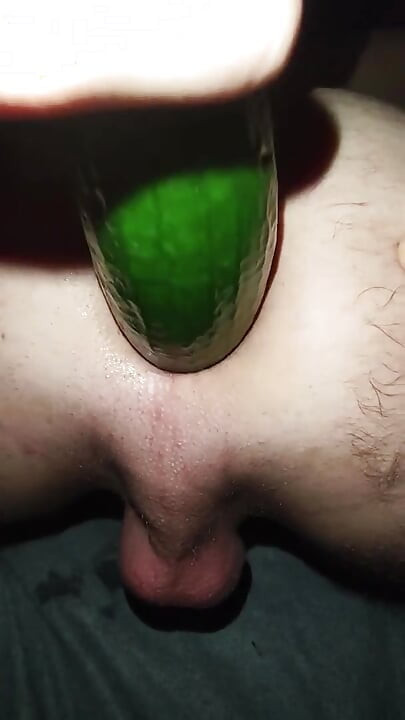 تضع الخضار في طيزي