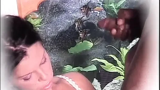 Sexy MILF mit dicken titten gefickt und von einem schwarzen monster-schwanz in den mund abspritzen