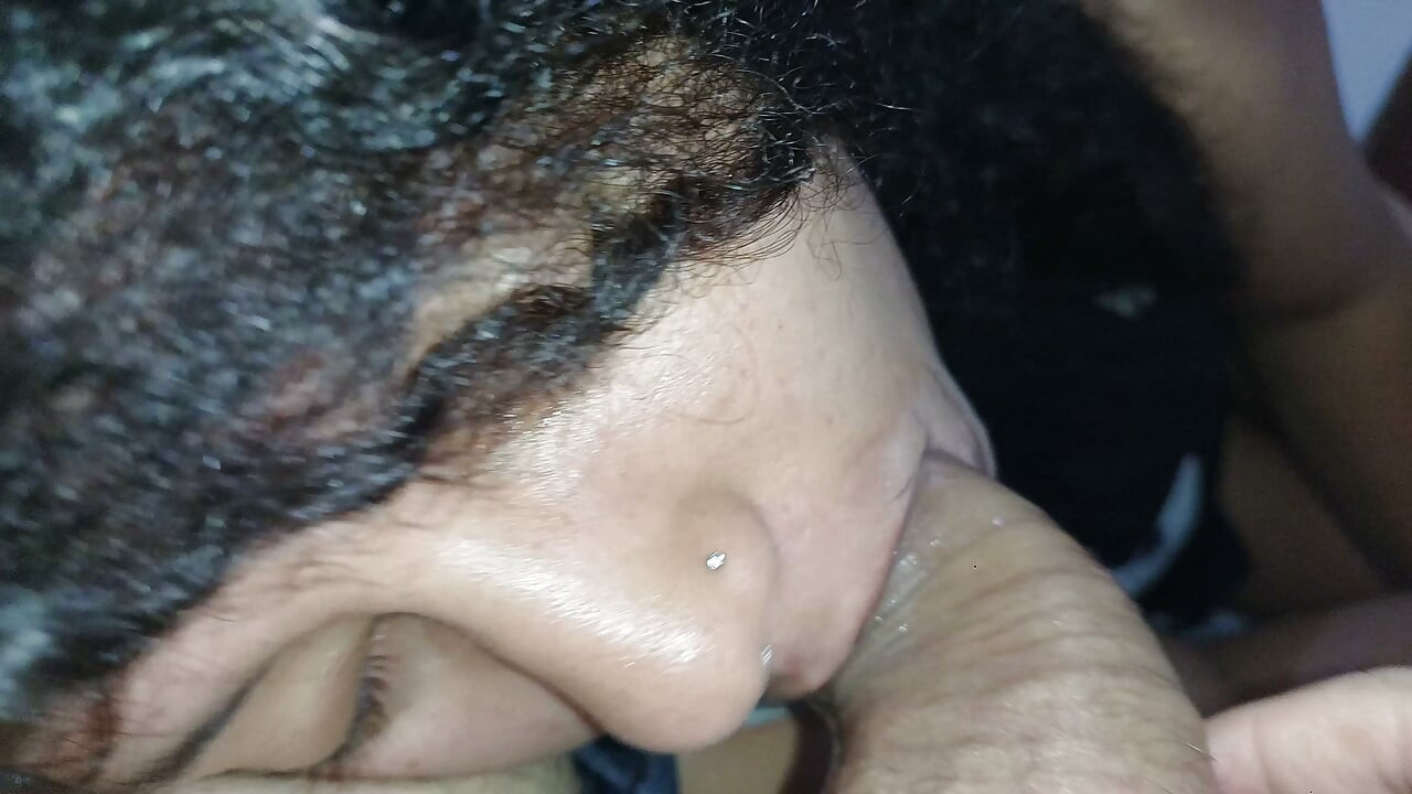 Belo primeiro plano de uma gozada interna no rosto e nos lábios de uma puta.