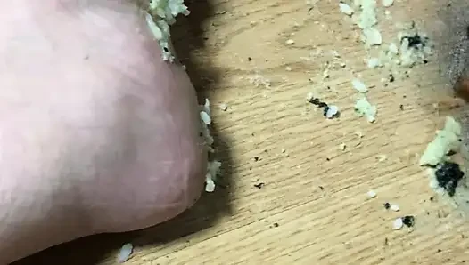 Он ест благодаря моим ногам...